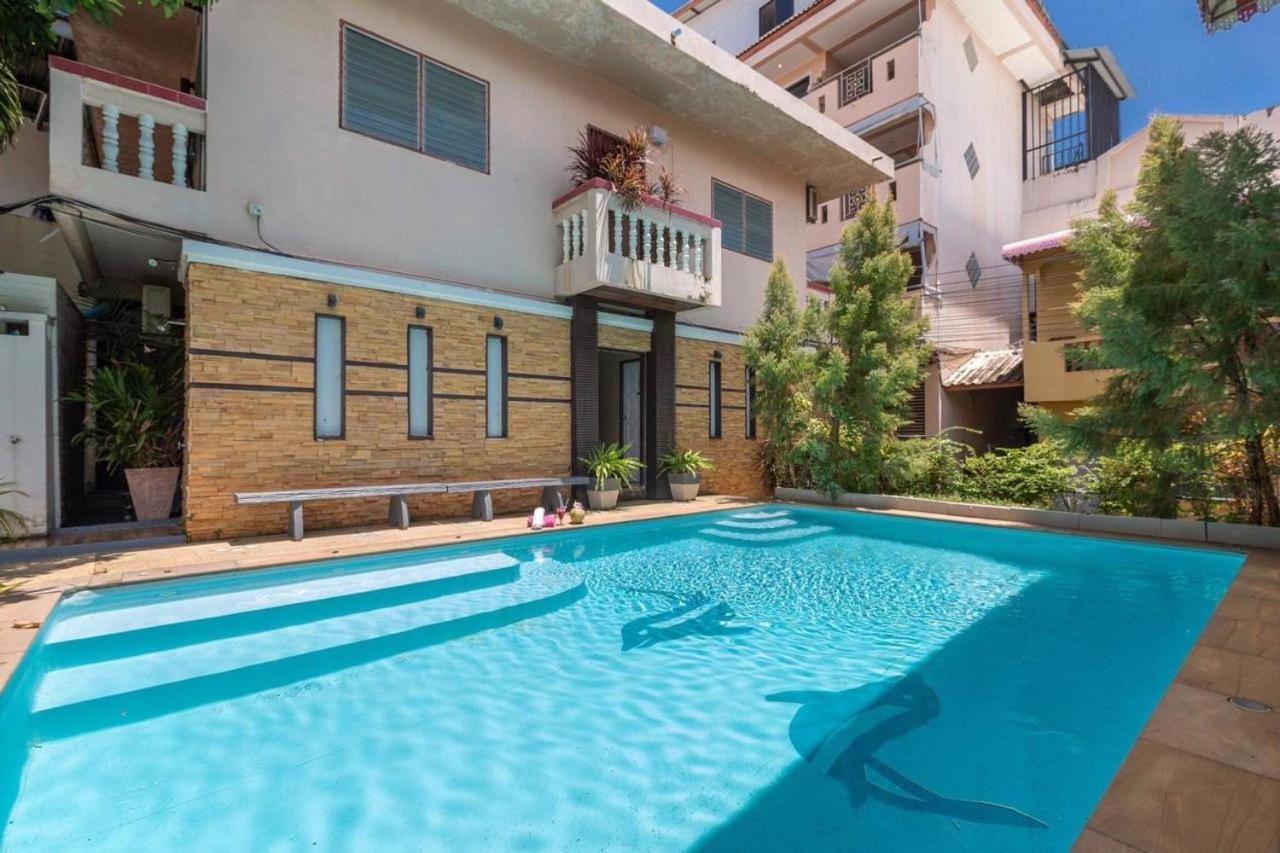 Отель Centre Point Nanai Patong Экстерьер фото